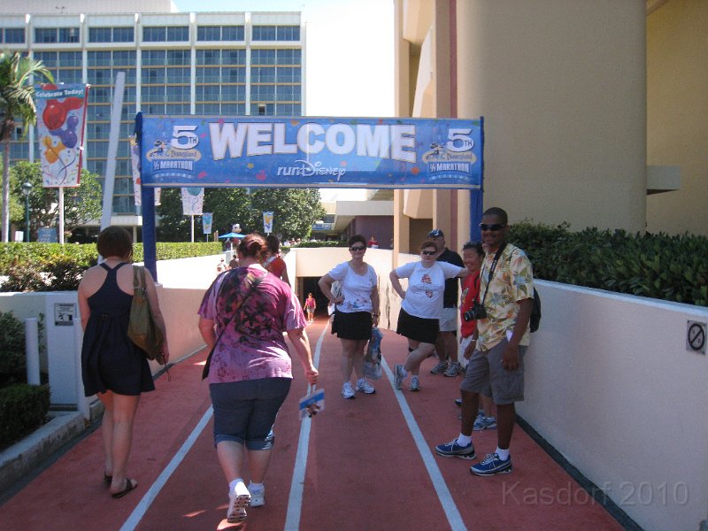 Disneyland 2010 HM Expo 0125.JPG - THIS is the entrance, a block away. Er.... "athletes" going into the expo.